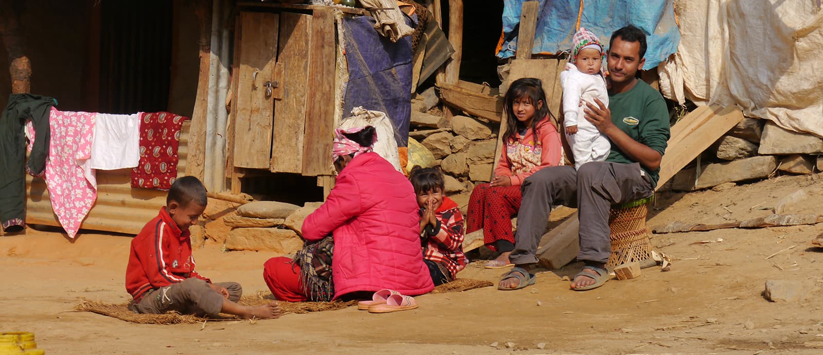 Ames Dorf mit Kindern und Eltern in Nepal