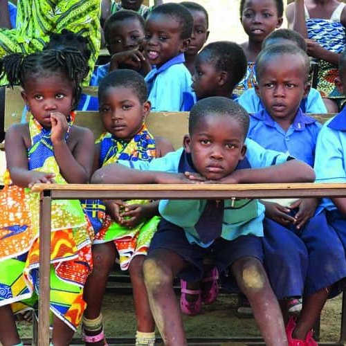 Die Kinder in der Grundschule in Ghana benötigen mehr Platz