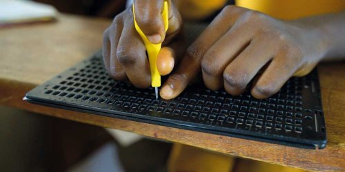 Blinde Kinder lernen in der Sekundarschule in Sierra Leone Braille zu schreiben