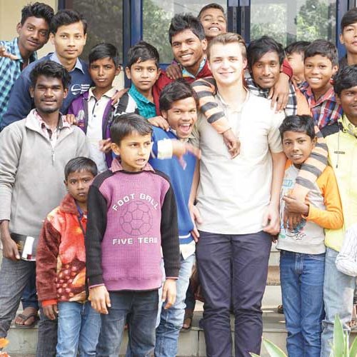 Mark Zimmermann mit einer Gruppe indischer Jungen