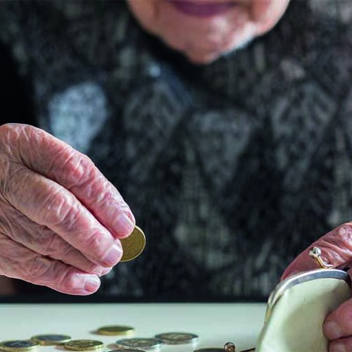 Gerade ältere Menschen müssen oft jeden Cent umdrehen