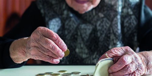 Gerade ältere Menschen müssen oft jeden Cent umdrehen