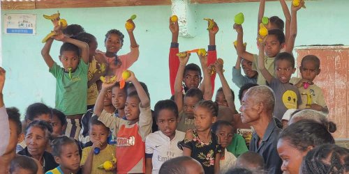 Schulkinder-auf-Madagaskar-bekommen-gesundes-Essen