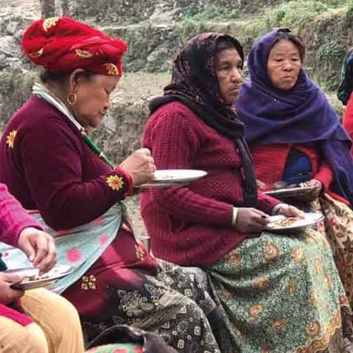 Frauen während einer Pause beim Gesundheits- und Hygieneseminar in den Bergen Nepals