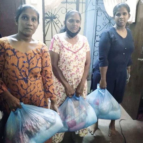 Lebensmittelpakete für 2 Wochen werden an alleinerziehende Mütter verteilt
