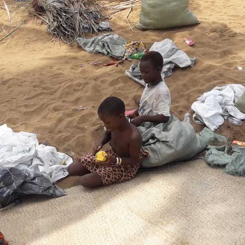 Kinder in Togo leben am Strand