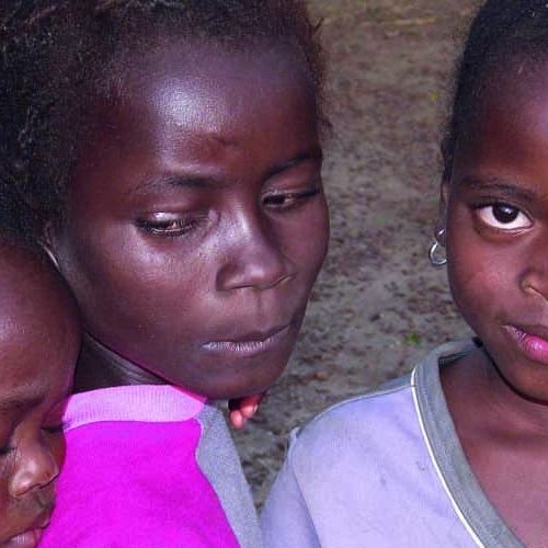 Junge Mädchen in Sierra Leone im Beschneidungsalter