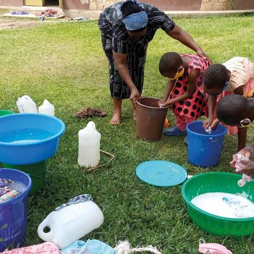 Waschtag in der Chain Foundation Uganda