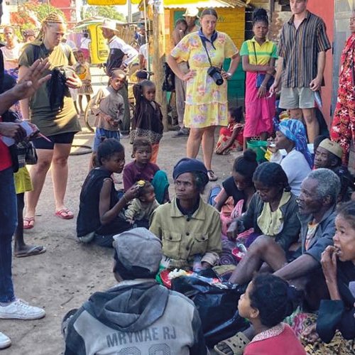 Gemeindemitarbeiter versorgen Bettler auf Madagaskar