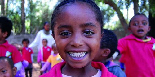 maedchen-in-aethiopien-wollen-zur-schule-gehen