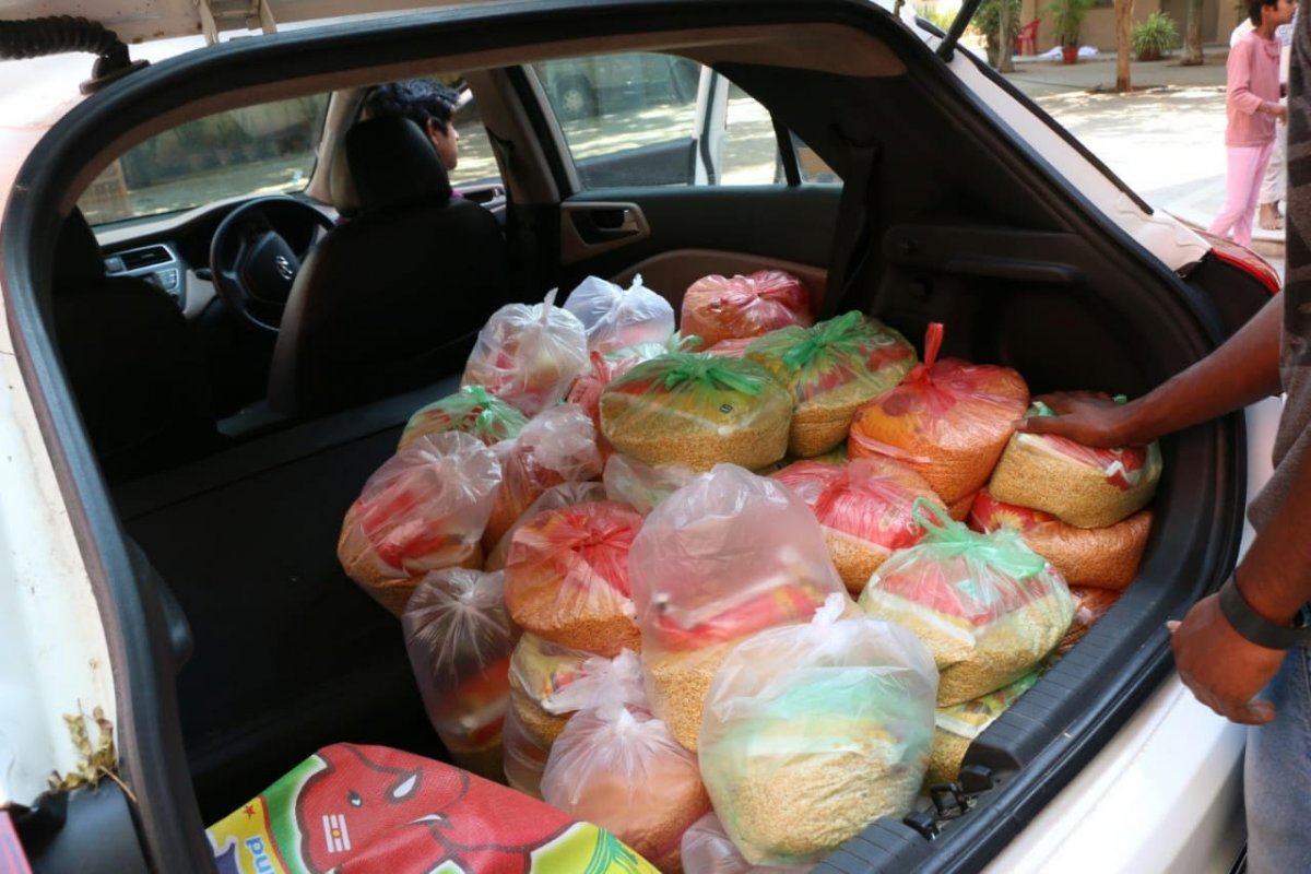 Nahrungsmittelpakete werden an die Armen verteilt