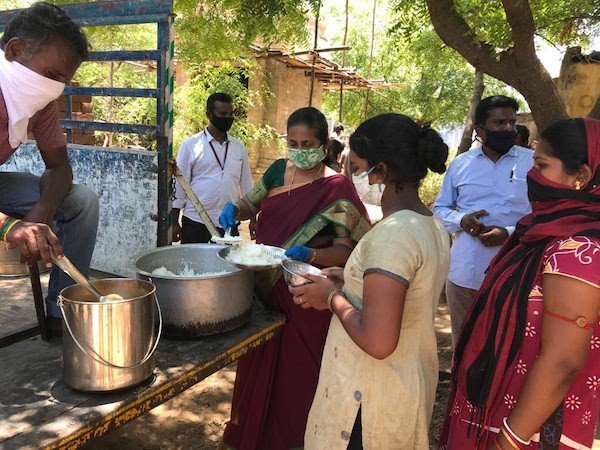 In Indien wird Essen an Bedürftige ausgegeben