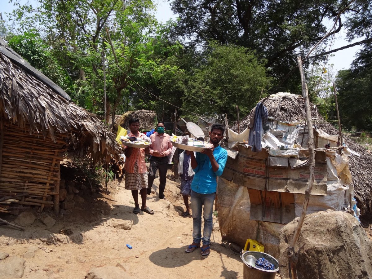 Lebensmittel werden in den armen Dörfern verteilt