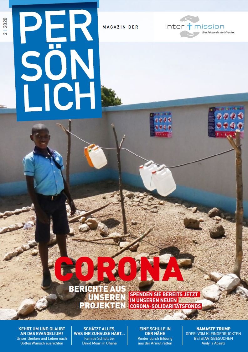 Titelbild Magazin Persönlich 02/2020, Junge steht vor Wasserkanistern
