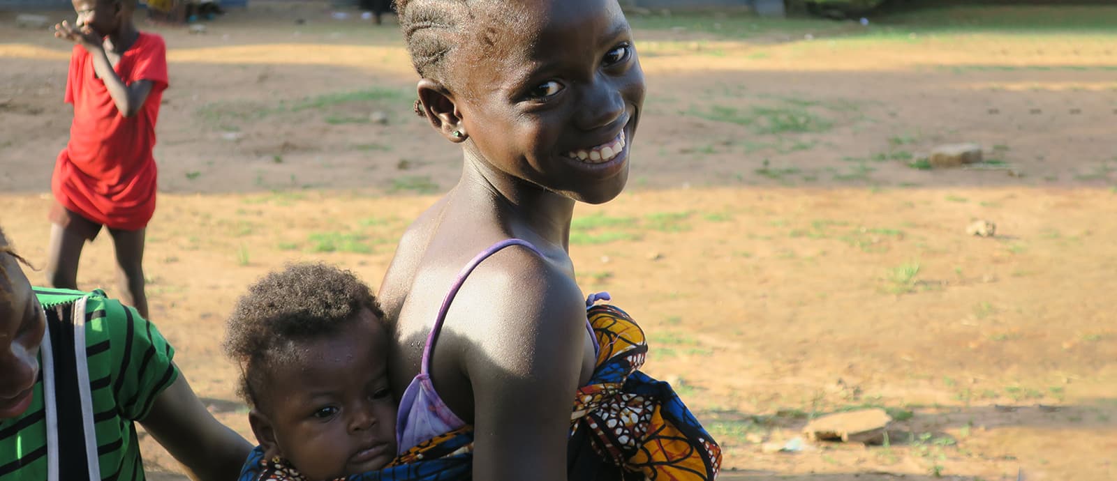 Junges Mädchen mit Baby aus Sierra Leone