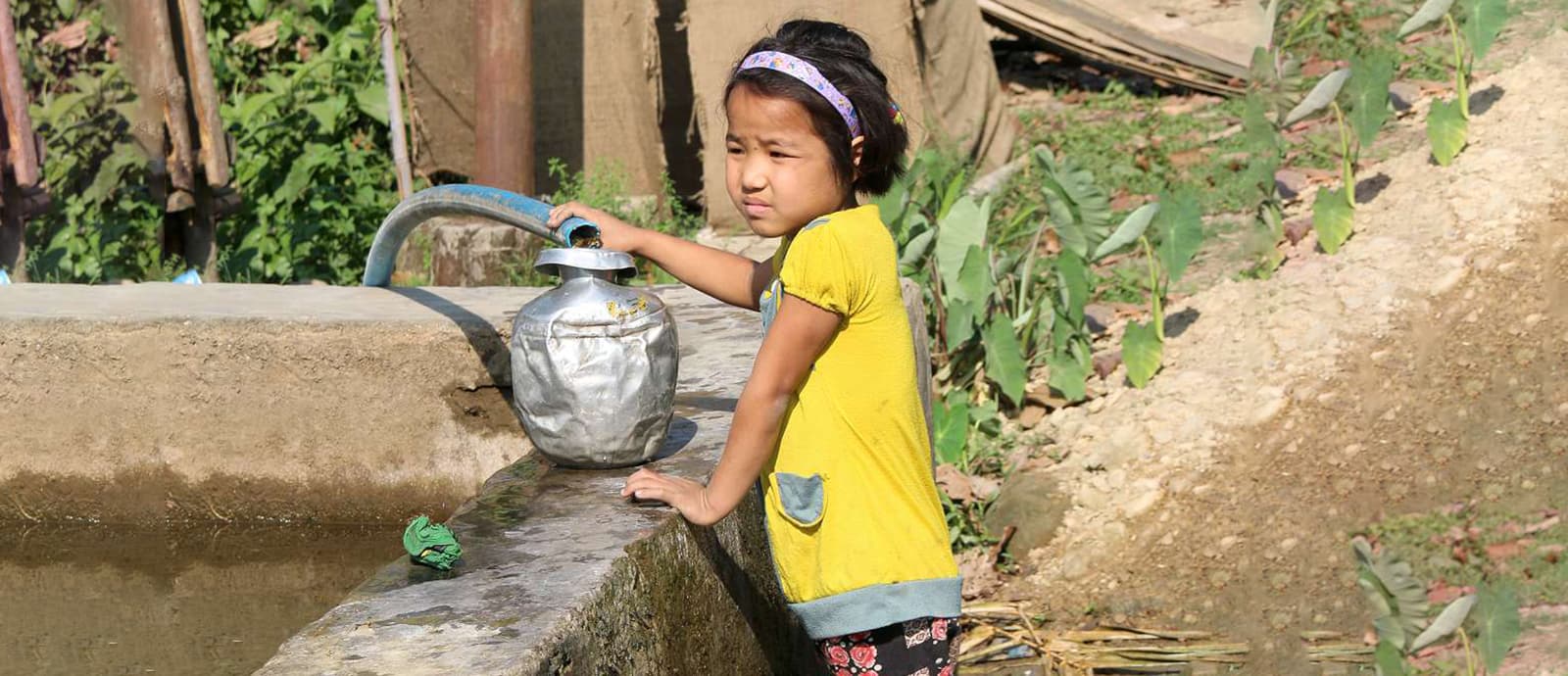 Mädchen holt Wasser Hygiene in Indien