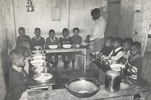 1987 Kinder in Nordindien beim essen