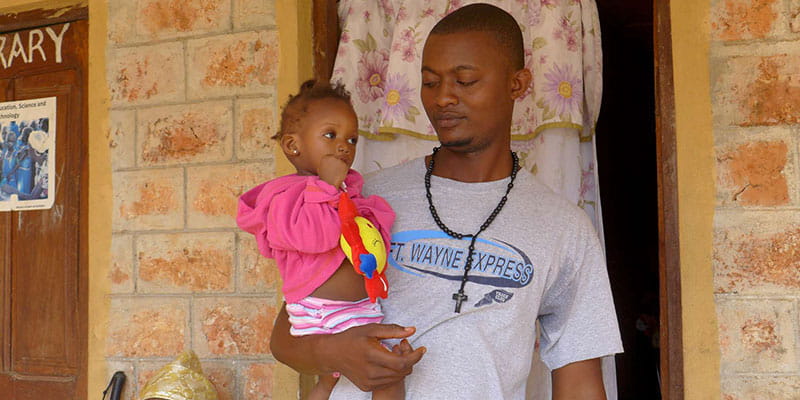Missionar mit Baby auf dem Arm