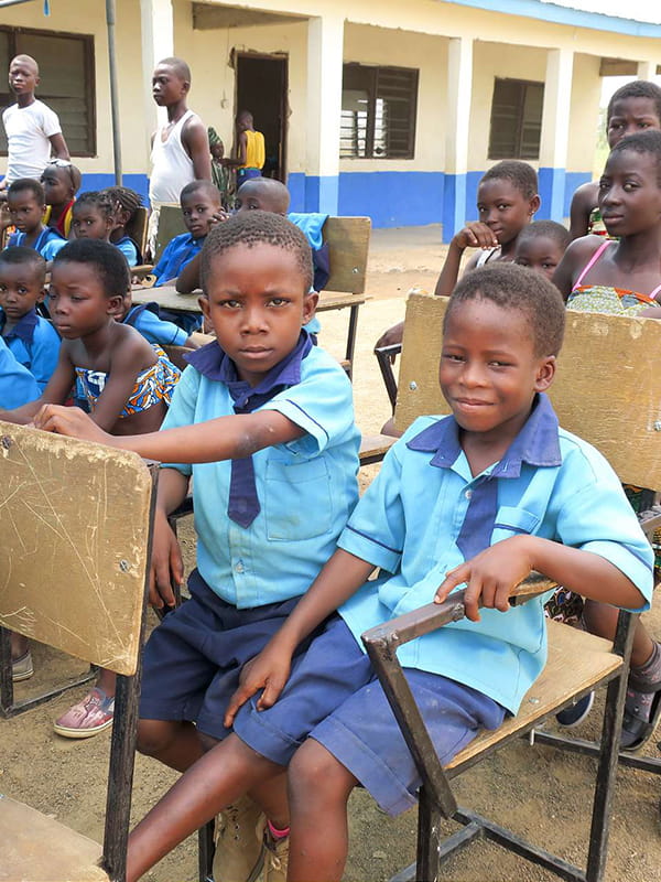 Kinder auf der Schulbank in Ghana