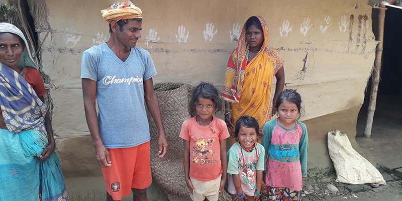 Nepal Familie mit Kindern und Oma