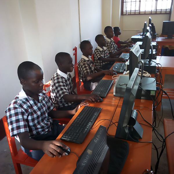 Computerkurs in Berufsschule in Uganda