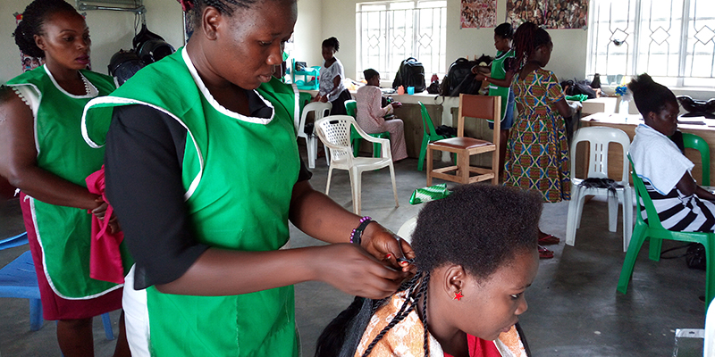 Junge Frauen lernen das Friseurhandwerk