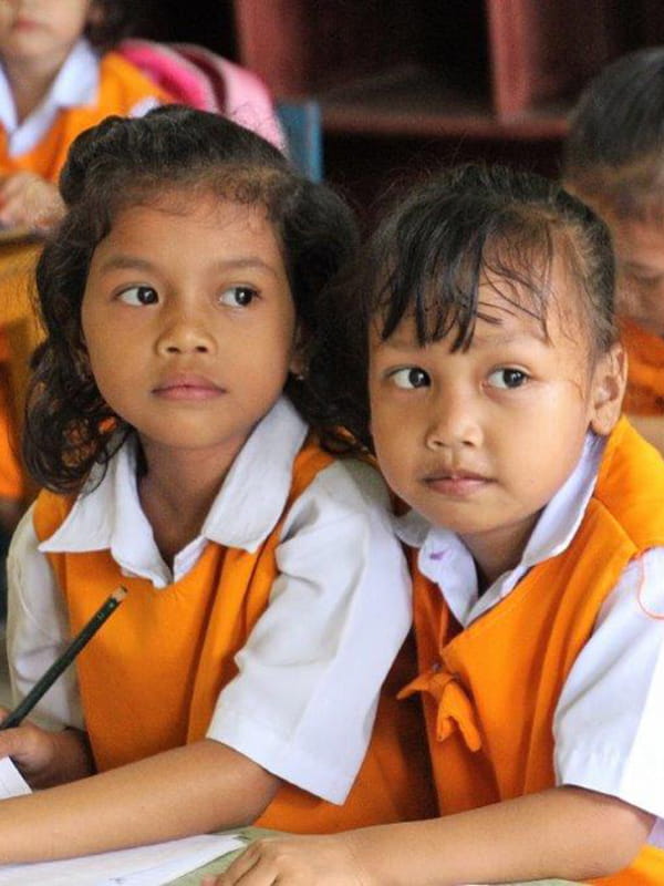Schulkinder aus Indonesien auf Schulbank