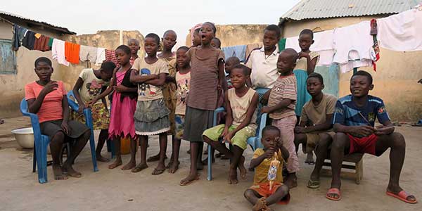 Gruppe von Kindern aus einem Waisenheim