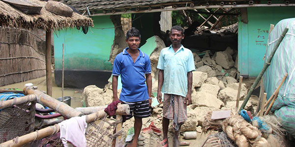 Katastrophenhilfe zwei Männer stehen vor eingestürztem Gebäude