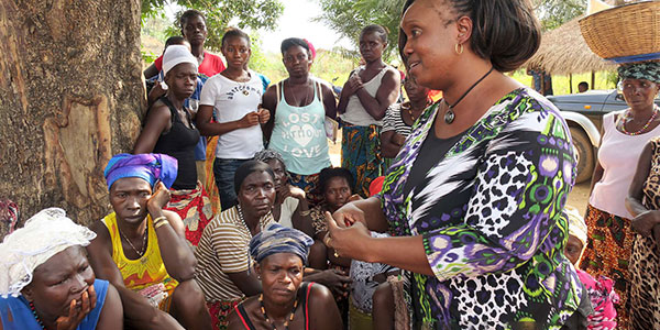 Frauen geben einen Workshop über Genitalverstümmelung