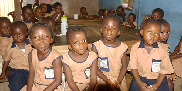 Schulkinder aus Mongegba sitzen auf der Schulbank