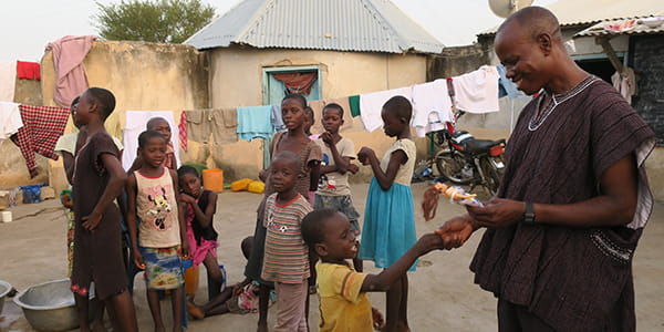 Kind und Entwicklungshelfer in Afrika