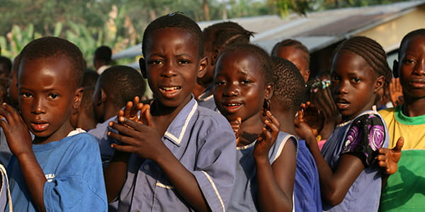Kinder in Äthiopien klatschen