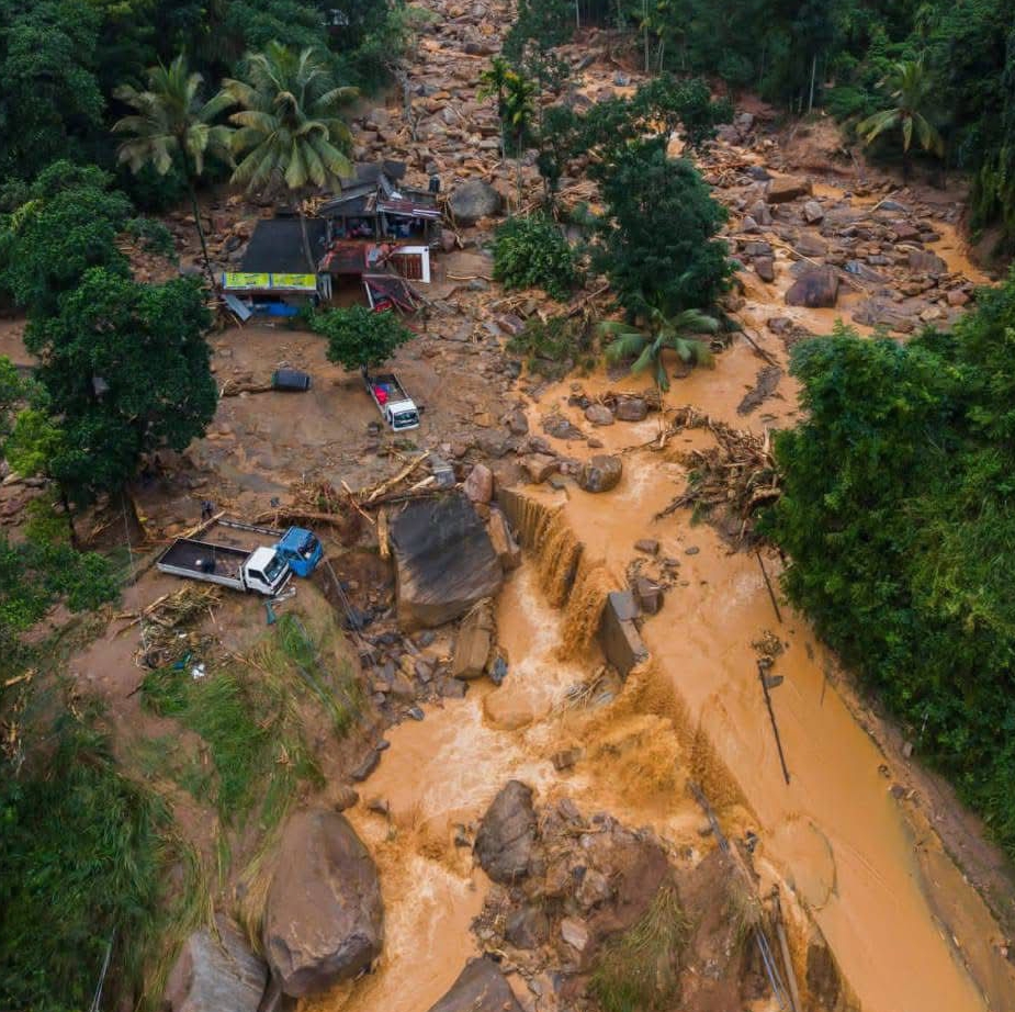 Überall Erdrutsche und zerstörte Straßen und Häuser