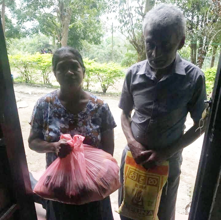 Ein älteres Ehepaar erhält Hilfe